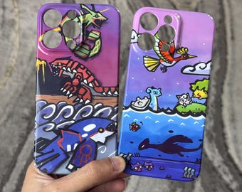 Puede incluir: Dos fundas de teléfono con ilustraciones coloridas. Una funda presenta un fondo degradado púrpura y rosa con un dragón verde y amarillo, una criatura roja y blanca y una orca azul y blanca. La otra funda tiene un degradado púrpura y azul con un pájaro, criaturas marinas y un paisaje.