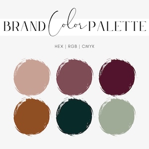 以下が含まれることがあります： 黒い筆記体で「BRAND Color PALETTE」というテキストが入ったブランドカラーパレットのグラフィック。パレットには、ピンク、バーガンディ、ブラウン、グリーン、ティールの色合いの6つの円形のカラースウォッチが含まれています。カラーコードHEX、RGB、CMYKがリストされています。