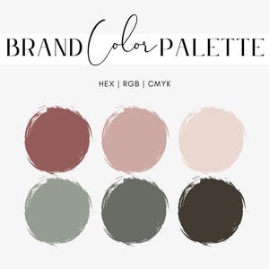 Pode incluir: Uma paleta de cores de marca com o texto BRAND COLOR PALETTE e HEX | RGB | CMYK. Abaixo, seis amostras circulares de pinceladas dispostas em duas linhas, exibindo tons de rosa antigo, rosa claro, verde sálvia e marrom escuro.