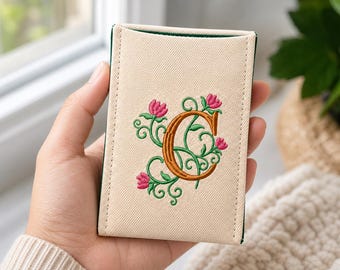 Tarjetero con monograma floral, funda para pastillas de algodón bordada y estuche para tarjetas.