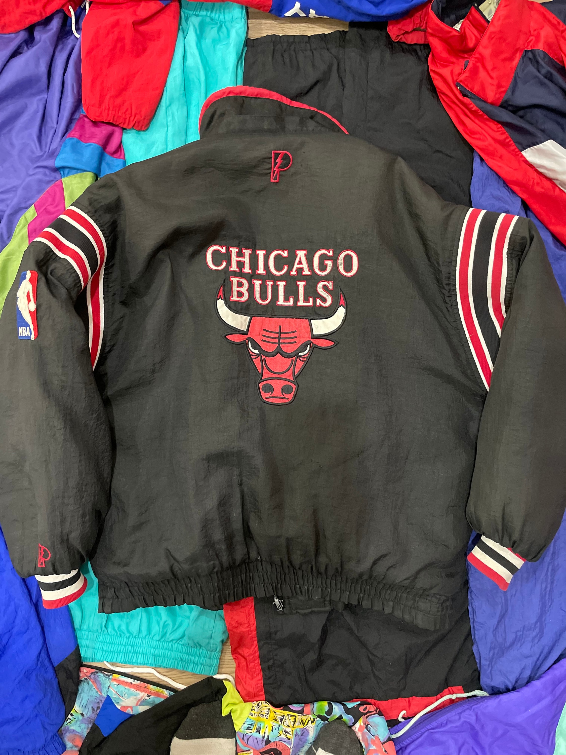 Pick Vintage 90s Pro Player NBA Chicago Bulls Puffer Jacket 