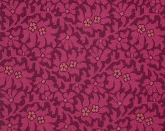 Peut inclure: Gros plan sur un tissu à motif floral répété. Le fond est magenta foncé, avec des feuilles et des tiges magenta plus foncées. De petites fleurs de couleur beige sont dispersées dans le motif. Idéal pour le rembourrage ou la décoration intérieure.