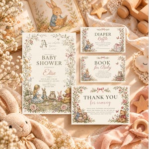 Könnte beinhalten: Ein Babyparty-Papeterie-Set bestehend aus einer großen Einladung, einer Windel-Tombola-Karte, einer Karte für ein Babybuch und einer Dankeskarte. Jedes Teil ist mit floralen Rändern und Illustrationen klassischer Märchenfiguren verziert.