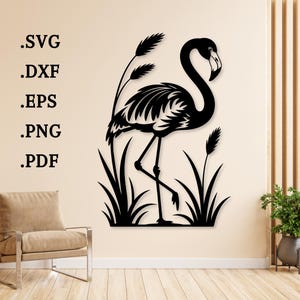 以下が含まれることがあります： 黒い金属製のフラミンゴの壁の芸術。背の高い草とファイルの種類.SVG、.DXF、.EPS、.PNG、および.PDF。 フラミンゴは横顔で描かれており、片足を上げて立っています。 アートはベージュの壁に取り付けられています。