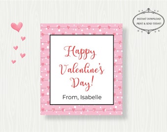 Könnte beinhalten: Rosa bedruckbarer Valentinstag-Geschenkanhänger mit weißem Rand und einem Muster aus rosa und weißen Herzen. Der Text lautet "Happy Valentine's Day! From, Isabelle".