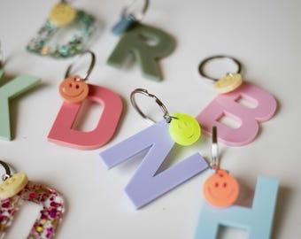 Acrylic letter and smiley face keychain | Keyring with key ring | Personalizable | Initial | Invy Design