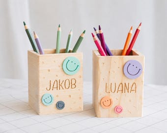 Stiftehalter "Smiley" personalisiert aus Holz 8 x 8 x 11 cm | Mit Acryl Smileys und Namen | Stiftebecher für Schulkinder | Schreibtisch