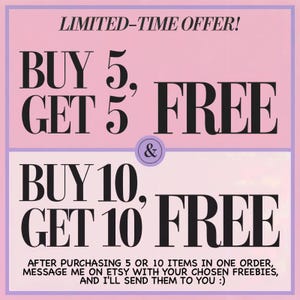 Puede incluir: Gr&aacute;fico rosa y blanco con el texto "LIMITED-TIME OFFER!" en negro. El texto "BUY 5, GET 5 FREE" y "BUY 10, GET 10 FREE" est&aacute; en negro con un s&iacute;mbolo de ampersand blanco entre las dos l&iacute;neas de texto. El texto "AFTER PURCHASING 5 OR 10 ITEMS IN ONE ORDER, MESSAGE ME ON ETSY WITH YOUR CHOSEN FREEBIES, AND I'LL SEND THEM TO YOU :)" est&aacute; en negro.