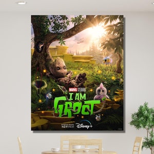 Könnte beinhalten: Ein Poster für die Disney+ Serie "Ich bin Groot" mit einem grünen, humanoiden Charakter mit einem großen Kopf und einem schelmischen Ausdruck. Der Charakter steht in einer Waldkulisse mit anderen Charakteren, darunter ein kleines, rosa, vogelartiges Wesen. Das Poster enthält auch das Marvel Studios Logo und das Disney+ Logo.