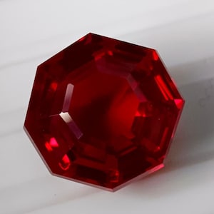 30 kt Birma-rode robijn: natuurlijke Asscher-geslepen steen