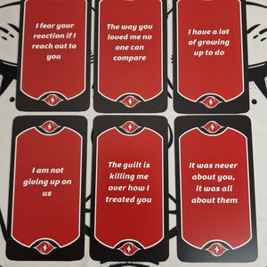 Puede incluir: Se muestran seis cartas de tarot con caras rojas y bordes negros. Cada carta tiene una frase &uacute;nica en texto blanco. Las frases incluyen: "Temo tu reacci&oacute;n si te contacto" y "No me rindo por nosotros."