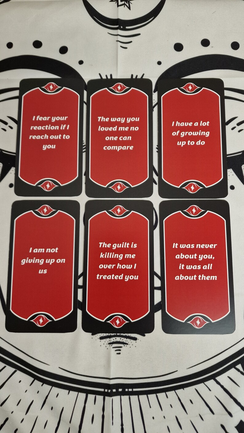 Puede incluir: Se muestran seis cartas de tarot con caras rojas y bordes negros. Cada carta tiene una frase &uacute;nica en texto blanco. Las frases incluyen: "Temo tu reacci&oacute;n si te contacto" y "No me rindo por nosotros."