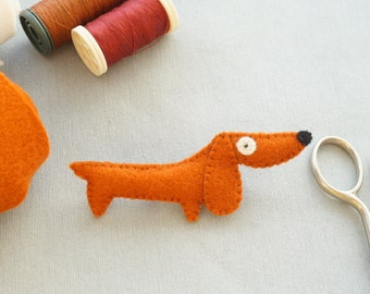 sausage dog brooch, felt sausage dog brooch, sausage dog pin, animal brooch, dog brooch, dachshund brooch