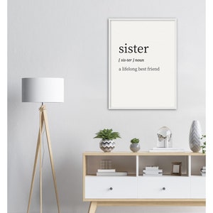 Könnte beinhalten: Weißer gerahmter Druck mit dem Wort "Schwester" in schwarzem Text. Die Definition von Schwester lautet: "sis-ter | Nomen eine lebenslange beste Freundin."