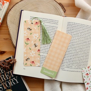 Spring bookmarks with or without tassels and rounded corners. Bee and flower designs. Set of three bookmarks. Green and orange tassel.