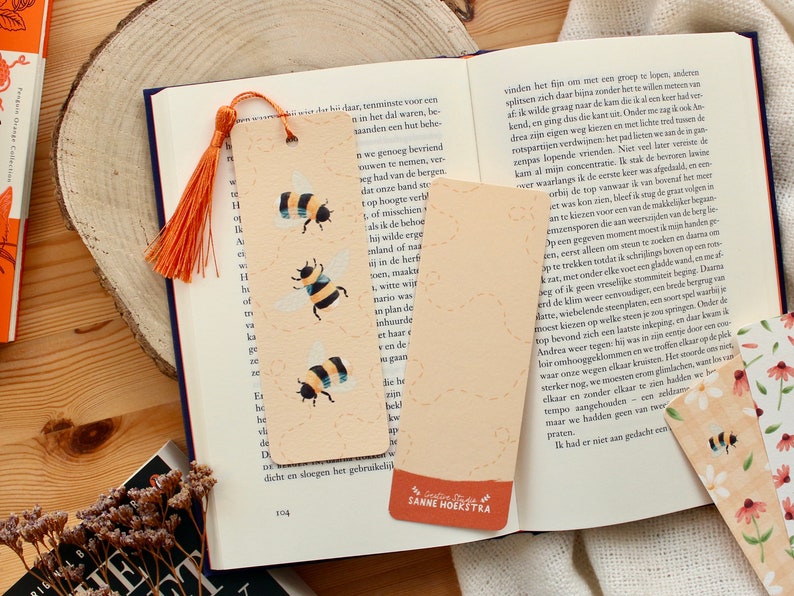 Spring bookmarks with or without tassels and rounded corners. Bee and flower designs. Set of three bookmarks. Green and orange tassel.