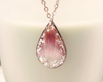 Kettenanhänger mit zarten Blütenblättern und feinen glänzenden Silber-Elementen in Resin – Schmuck aus Resin - elegante Edelstahlkette