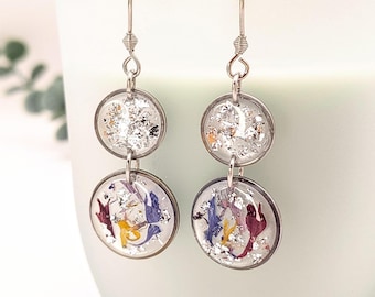Ohrringe mit echten Ringelblumen und Kornblumen Blüten in Resin und Silberflocken – Boho Schmuck für Frühling und Sommer
