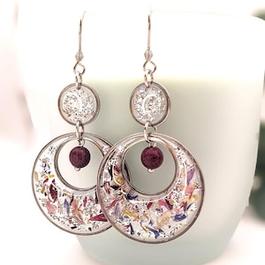 Ohrringe mit echten Blumen hinterlegtem Silberschimmer vollendet mit einer hängenden Holzperle - Boho Schmuck für Frühling und Sommer
