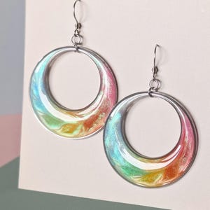 Bunte Regenbogen Ohrringe aus Resin handgefertigt– Große Statement Ohrringe mit Farbverlauf 45 mm– als Set mit Kette oder Einzeln für Frauen Bild 4