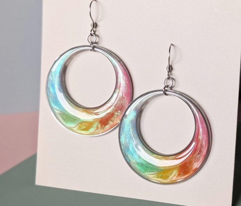 Bunte Regenbogen Ohrringe aus Resin handgefertigt– Große Statement Ohrringe mit Farbverlauf 45 mm– als Set mit Kette oder Einzeln für Frauen Bild 4