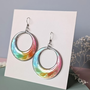 Bunte Regenbogen Ohrringe aus Resin handgefertigt– Große Statement Ohrringe mit Farbverlauf 45 mm– als Set mit Kette oder Einzeln für Frauen Ohrringe