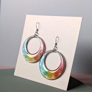 Bunte Regenbogen Ohrringe aus Resin handgefertigt– Große Statement Ohrringe mit Farbverlauf 45 mm– als Set mit Kette oder Einzeln für Frauen Bild 8