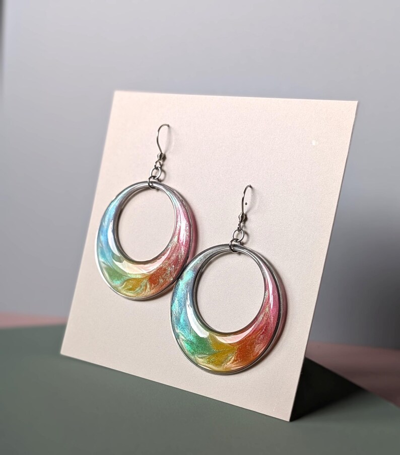 Bunte Regenbogen Ohrringe aus Resin handgefertigt– Große Statement Ohrringe mit Farbverlauf 45 mm– als Set mit Kette oder Einzeln für Frauen Bild 8