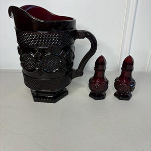 Juego de jarra y salero/pimentero de cristal rojo rubí vintage de Avon Cape Cod
