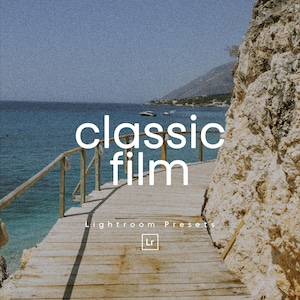 Könnte beinhalten: Ein Holzsteg mit Geländer führt zum Meer. Die Worte "classic film" sind in Weiß, darunter "Lightroom Presets". Das Bild hat eine Vintage-Ästhetik, wie ein Film, mit einer Felsklippe auf der rechten Seite.