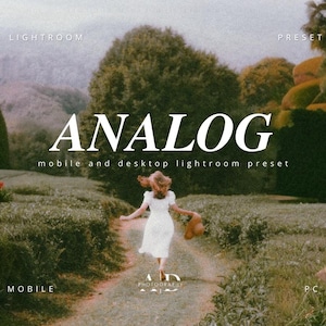 Op de afbeelding: Een vrouw in een witte jurk loopt over een pad door een weelderige groene tuin. De tekst "ANALOG" wordt in grote witte letters boven het pad weergegeven, met de woorden "mobile and desktop lightroom preset" eronder. De woorden "LIGHTROOM PRESET" staan in kleinere witte letters bovenaan de afbeelding. De woorden "MOBILE" en "PC" staan in kleinere witte letters onderaan de afbeelding.