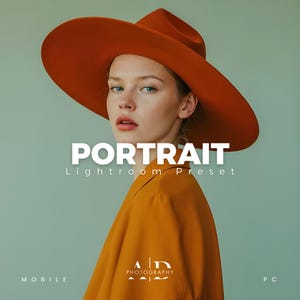 Może przedstawiać: Kobieta w szerokim, pomarańczowym kapeluszu i musztardowej kurtce. Tekst "PORTRAIT Lightroom Preset" jest wyświetlany białymi literami na jasnozielonym tle. Tekst "AD PHOTOGRAPHY" jest wyświetlany białymi literami na czarnym tle.