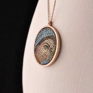 Jungfrau Maria Kettenhalskette, Micro Mosaik Kleine Halskette. Geschenk für Ihn. Ellipsen-Halskette