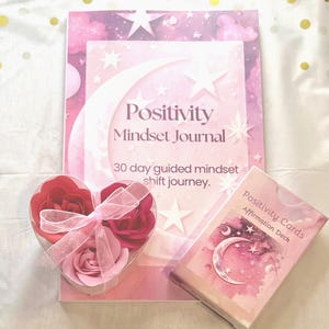 Set de regalo de afirmaciones positivas que incluye un juego de 30 tarjetas, un diario de mentalidad positiva de 30 días y rosas de jabón en forma de corazón de amor.