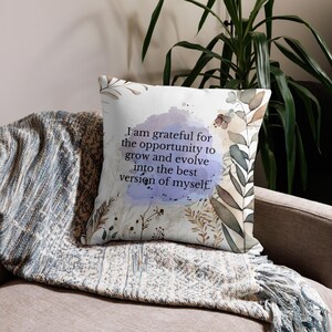 Afirmaciones de gratitud, funda de almohada premium, "Estoy agradecido por la oportunidad de crecer y evolucionar hasta convertirme en la mejor versión de mí mismo".