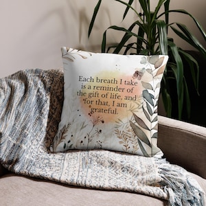 Afirmaciones de gratitud, funda de almohada premium, "Cada respiración que tomo es un recordatorio del regalo de la vida, y por eso estoy agradecido".