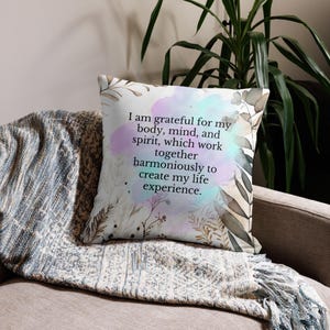 Funda de almohada premium Gratitude: “Estoy agradecido por mi cuerpo, mi mente y mi espíritu, que trabajan juntos en armonía para crear mi experiencia de vida”.