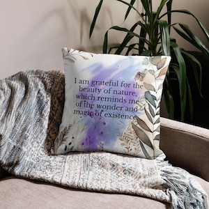 Afirmaciones de gratitud, funda de almohada premium, “Estoy agradecido por la belleza de la naturaleza, que me recuerda la maravilla y la magia de la existencia”.