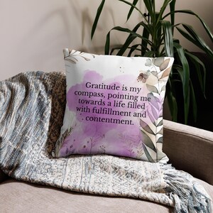 Afirmações de gratidão, fronha premium, “A gratidão é minha bússola, apontando-me para uma vida cheia de realização e contentamento.”