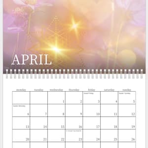 Op de afbeelding: 2026 kalender voor april met een bloemenachtergrond en het woord "APRIL" bovenaan. De kalender bevat data, dagen van de week en feestdagen zoals Paasmaandag en Goede Vrijdag. Inspirerende tekst onderaan.