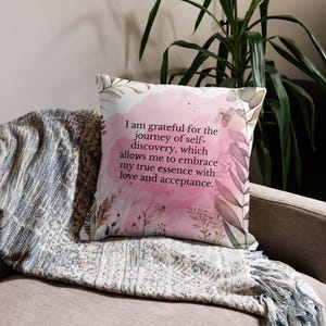 Funda de almohada de gratitud: “Estoy agradecida por el viaje de autodescubrimiento que me permite abrazar mi verdadera esencia con amor y aceptación”.