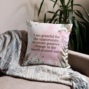 Afirmações de gratidão, fronha premium, “Sou grato pela oportunidade de criar uma mudança positiva no mundo ao meu redor.”