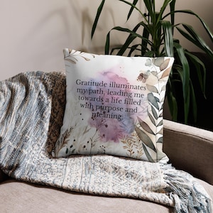 Afirmaciones de gratitud, funda de almohada premium, “La gratitud ilumina mi camino y me lleva hacia una vida llena de propósito y significado”.