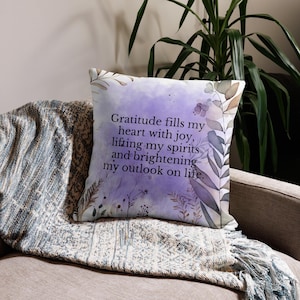 Afirmações de gratidão, fronha premium, “A gratidão enche meu coração de alegria, elevando meu espírito e iluminando minha visão da vida.”