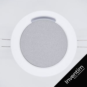 Puede incluir: Altavoz de techo redondo blanco con una rejilla blanca y un borde plateado. El altavoz tiene dos cables que salen de la parte posterior. El altavoz está etiquetado como "Inventim..." en la esquina inferior derecha.