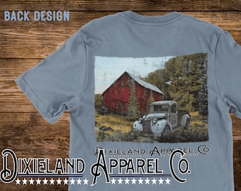 GAMMAL LASTBIL OCH LADA T-shirt, Comfort Colors Unisex, röd lada och gammal gårdslastbil skapar en idyllisk scen. Present till dig som älskar livet i södern.