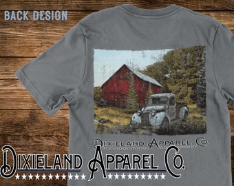 GAMMAL LASTBIL OCH LADA T-shirt, Comfort Colors Unisex, röd lada och gammal gårdslastbil skapar en idyllisk scen. Present till dig som älskar livet i södern.