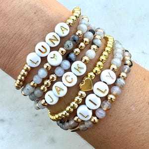 Pulseira de palavras personalizadas Pulseira de empilhamento de mamãe Nome das crianças Pulseira de contas com nome personalizado Stretch Ideia de presente personalizada Joias personalizadas Ouro
