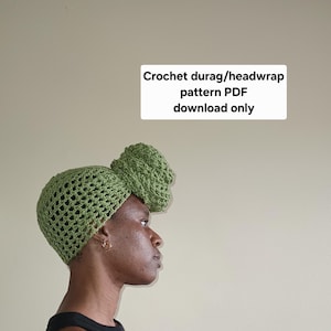 Puede incluir: Un durag/pañuelo para la cabeza de ganchillo verde. El cubrecabezas está hecho de un hilo verde claro con un tejido abierto y calado. El pañuelo tiene un elemento decorativo abultado en la parte superior. El texto en la imagen dice: Crochet durag/headwrap pattern PDF download only.