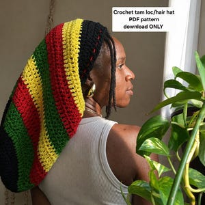 Puede incluir: Un gorro tam de ganchillo con rayas horizontales en negro, rojo, amarillo y verde. El gorro tiene una forma holgada y alargada. El texto en la imagen dice: Crochet tam loc/hair hat PDF pattern download ONLY. El diseño es para cubrir el cabello.